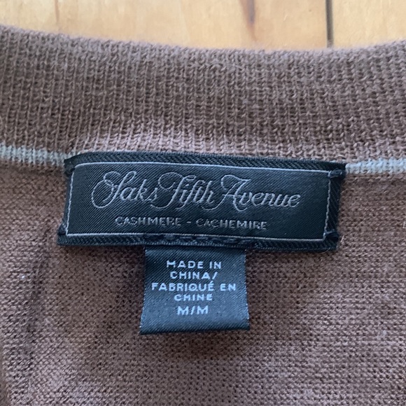 EUC/NWOT Saks Fifth Avenue Cashmere V-Neck Sweater - Picture 3 of 4